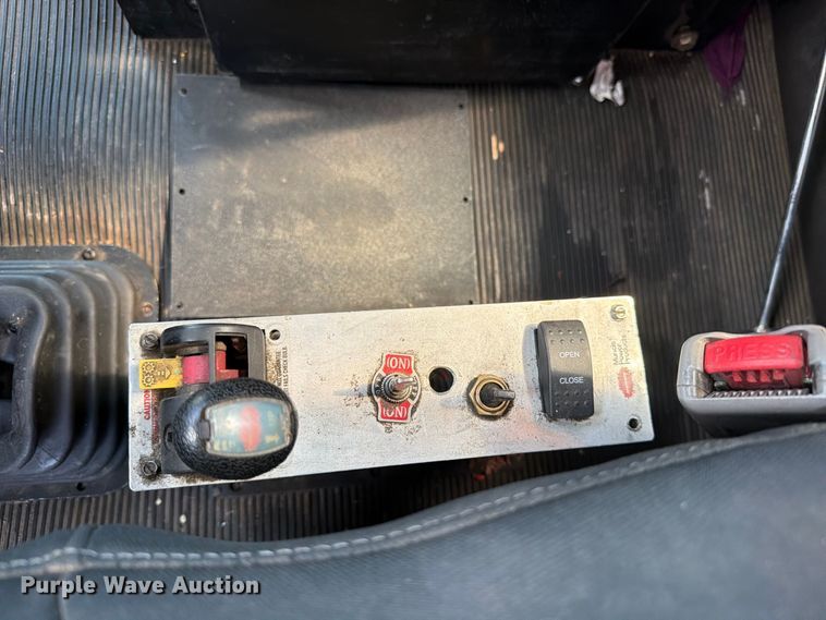 image for item ED0205 2014 Kenworth T800 semi truck
