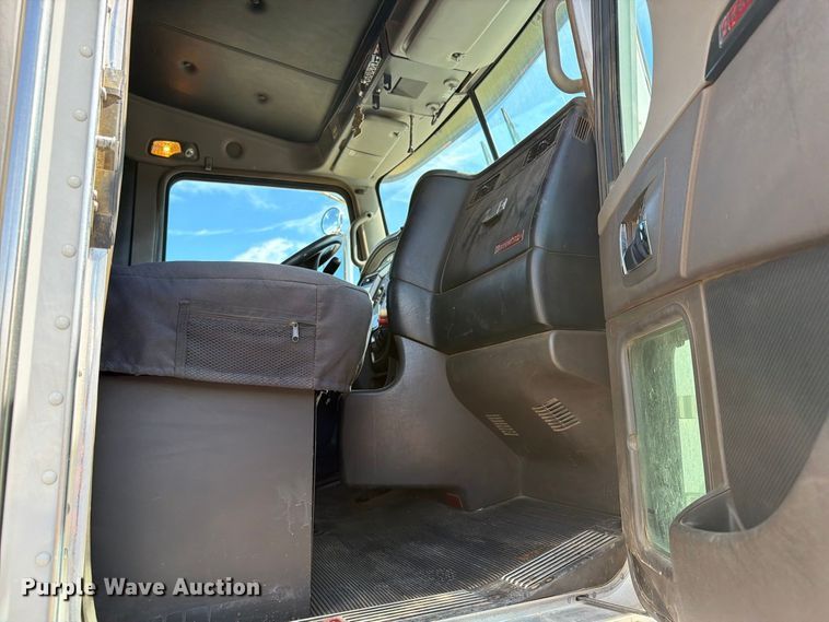 image for item ED0205 2014 Kenworth T800 semi truck