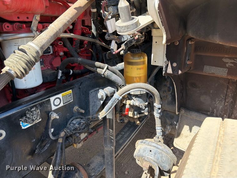 image for item ED0205 2014 Kenworth T800 semi truck