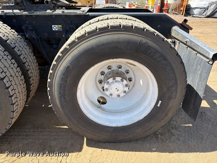 image for item ED0205 2014 Kenworth T800 semi truck