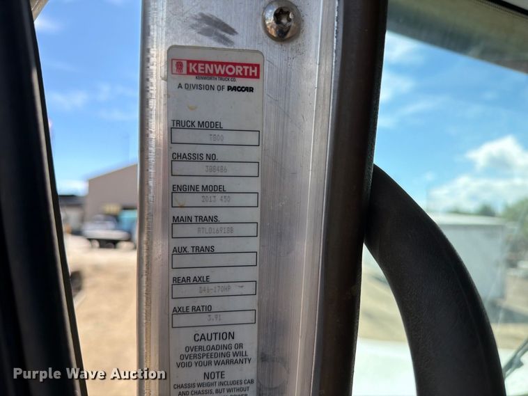 image for item ED0205 2014 Kenworth T800 semi truck