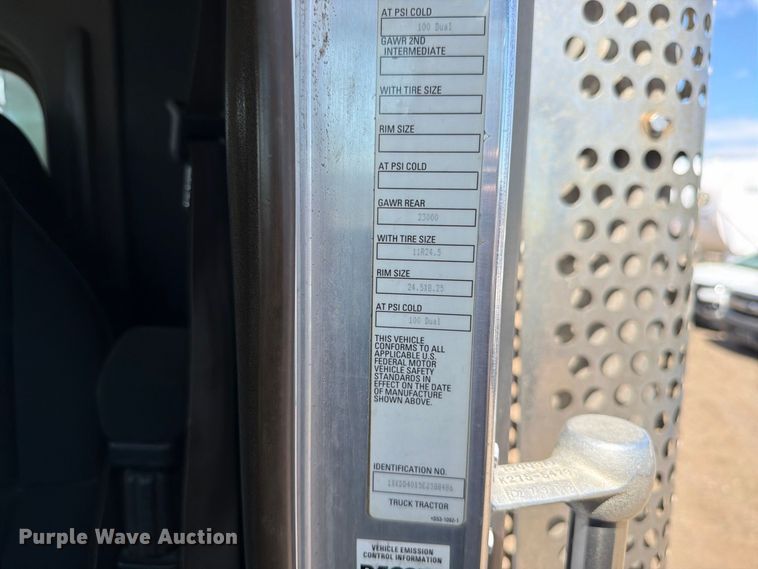 image for item ED0205 2014 Kenworth T800 semi truck