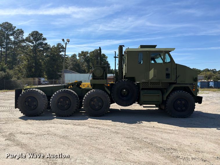 image for item EF1400 1997 Oshkosh M1070 semi truck