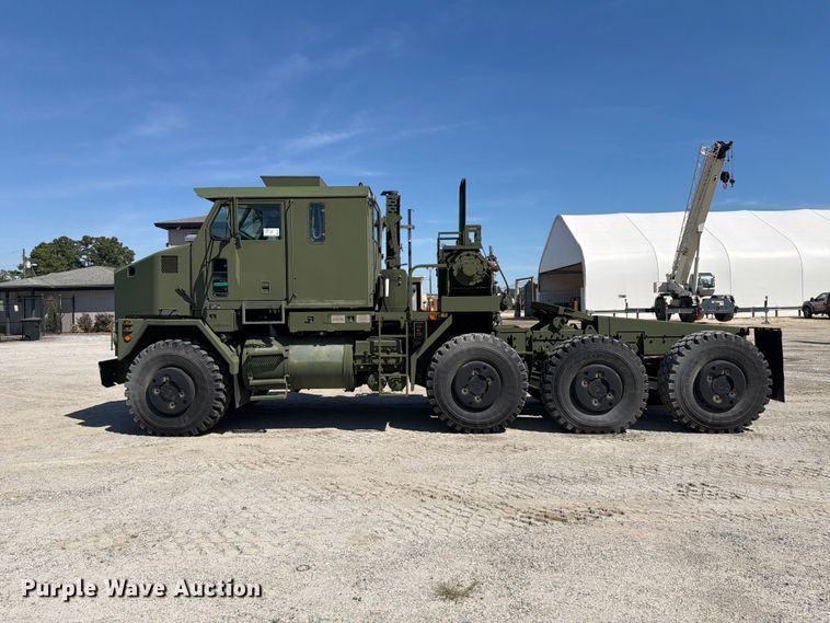 image for item EF1400 1997 Oshkosh M1070 semi truck