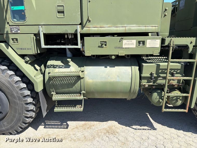 image for item EF1400 1997 Oshkosh M1070 semi truck