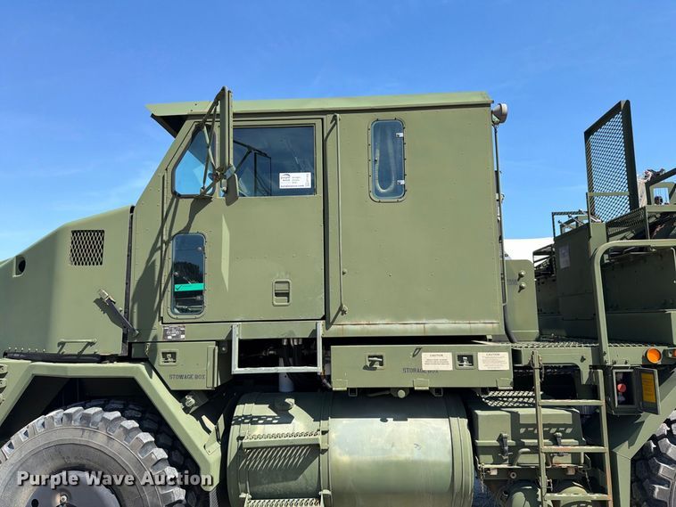 image for item EF1400 1997 Oshkosh M1070 semi truck
