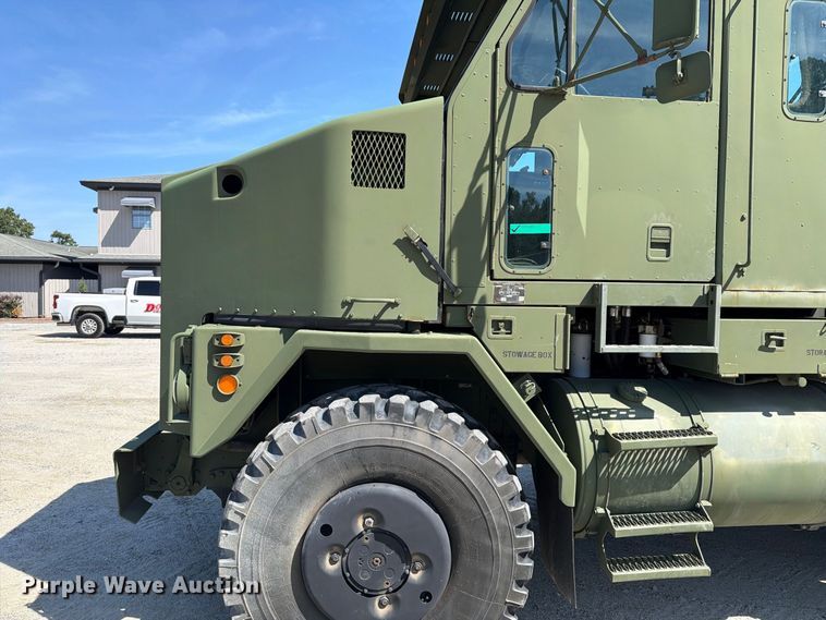 image for item EF1400 1997 Oshkosh M1070 semi truck