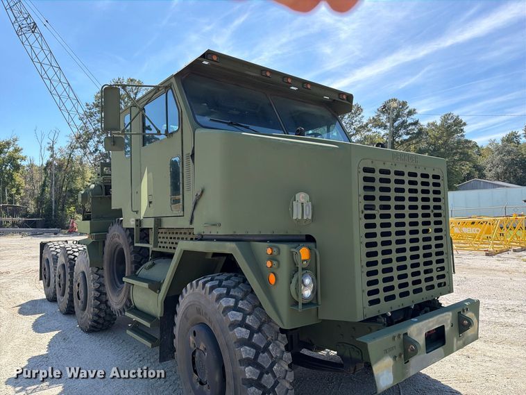 image for item EF1400 1997 Oshkosh M1070 semi truck