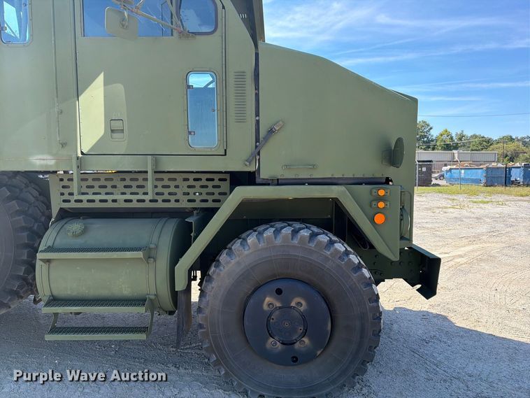 image for item EF1400 1997 Oshkosh M1070 semi truck