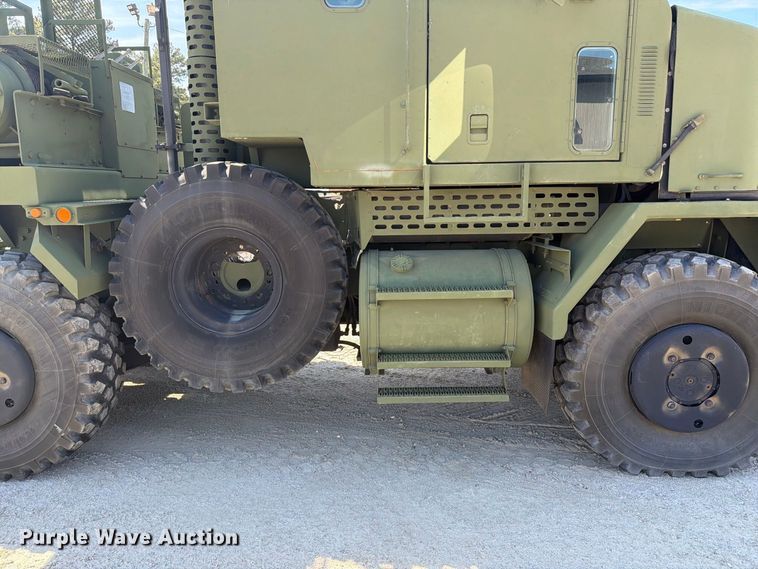 image for item EF1400 1997 Oshkosh M1070 semi truck