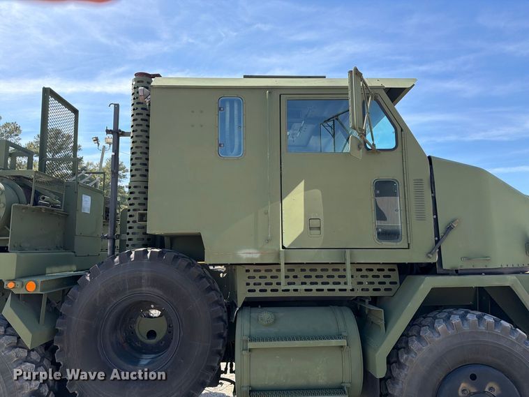 image for item EF1400 1997 Oshkosh M1070 semi truck