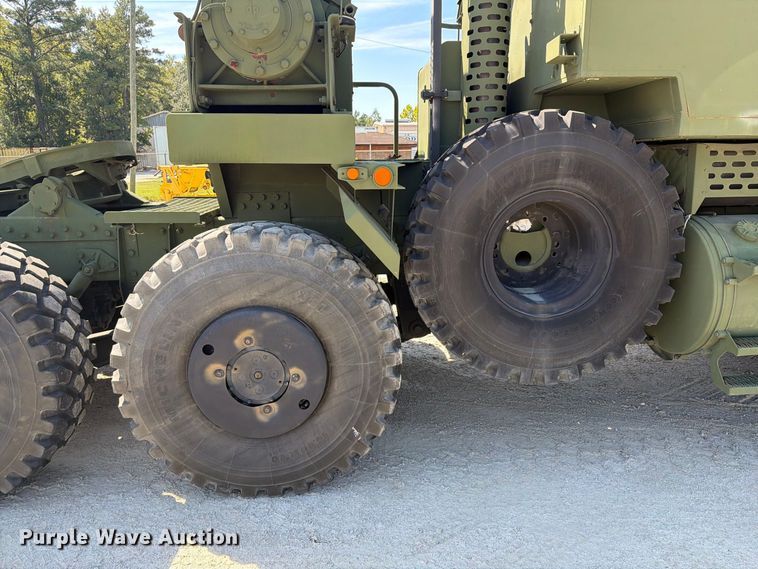 image for item EF1400 1997 Oshkosh M1070 semi truck