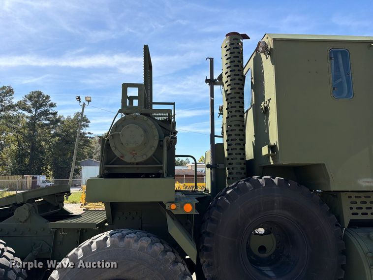 image for item EF1400 1997 Oshkosh M1070 semi truck