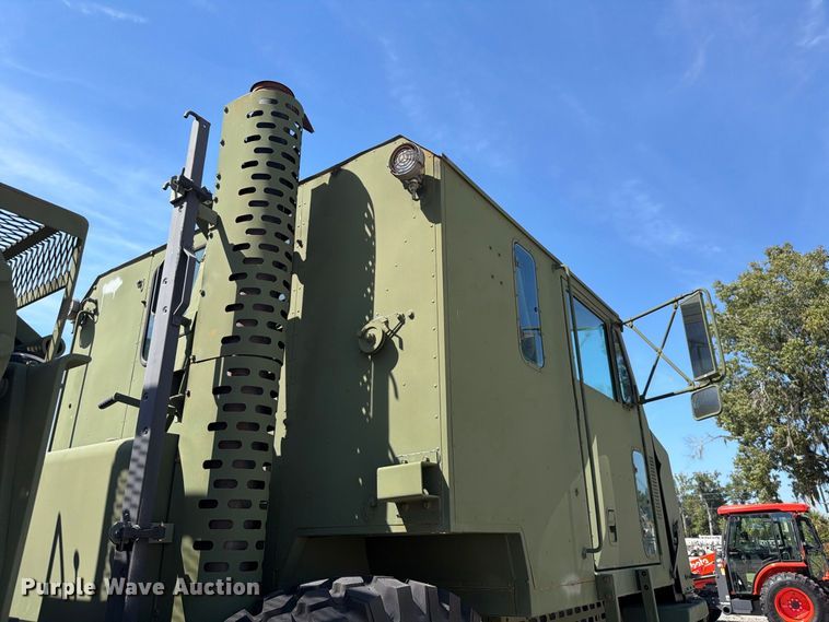 image for item EF1400 1997 Oshkosh M1070 semi truck