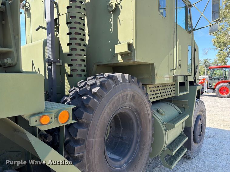 image for item EF1400 1997 Oshkosh M1070 semi truck