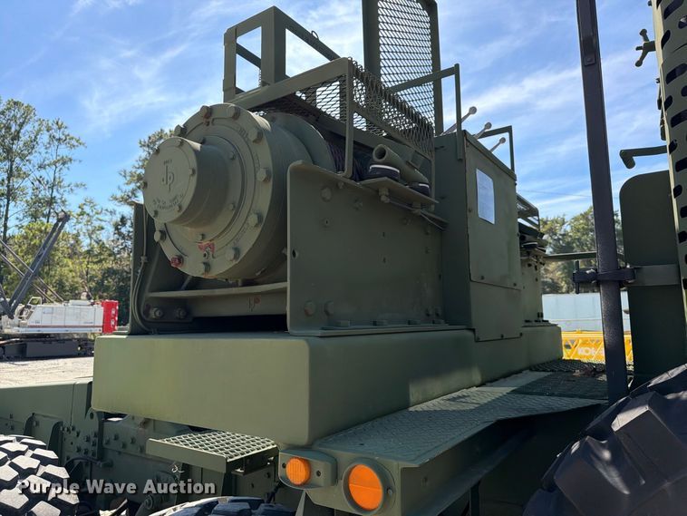 image for item EF1400 1997 Oshkosh M1070 semi truck