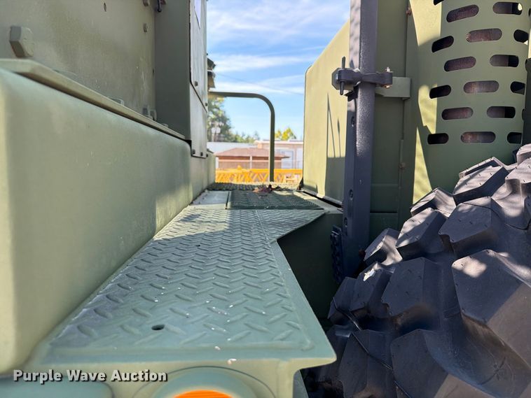 image for item EF1400 1997 Oshkosh M1070 semi truck