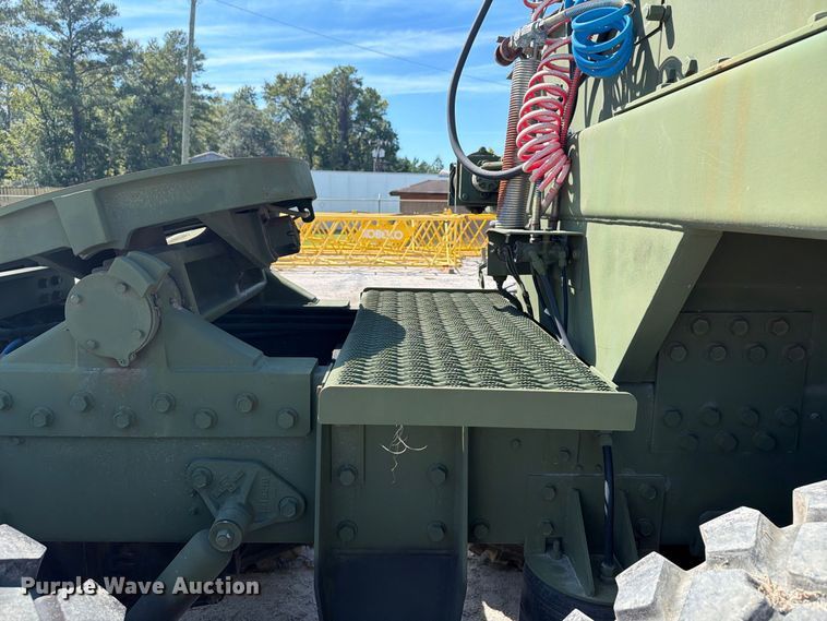 image for item EF1400 1997 Oshkosh M1070 semi truck