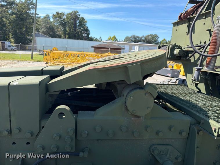 image for item EF1400 1997 Oshkosh M1070 semi truck