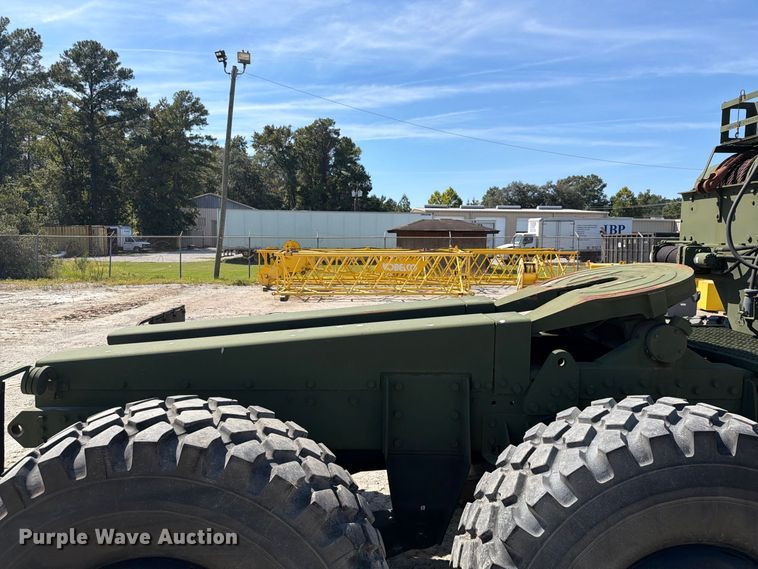 image for item EF1400 1997 Oshkosh M1070 semi truck