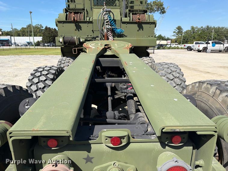 image for item EF1400 1997 Oshkosh M1070 semi truck