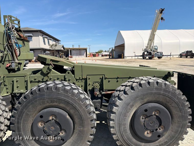 image for item EF1400 1997 Oshkosh M1070 semi truck