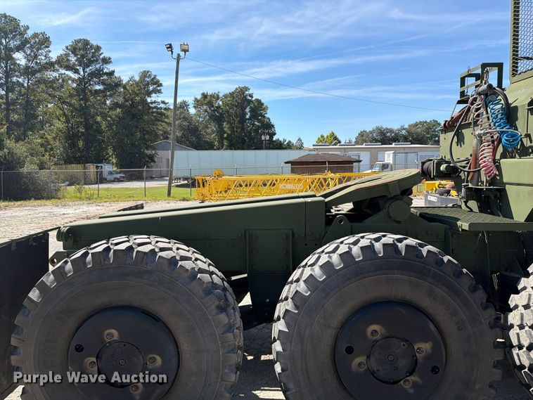 image for item EF1400 1997 Oshkosh M1070 semi truck