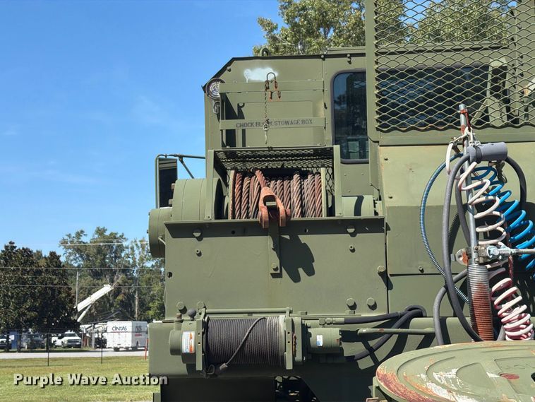 image for item EF1400 1997 Oshkosh M1070 semi truck