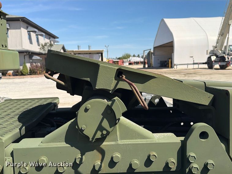 image for item EF1400 1997 Oshkosh M1070 semi truck