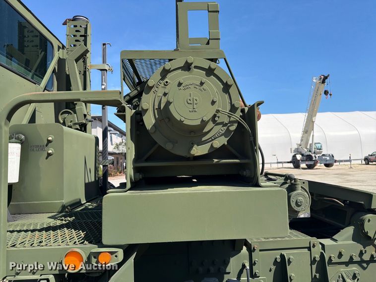image for item EF1400 1997 Oshkosh M1070 semi truck