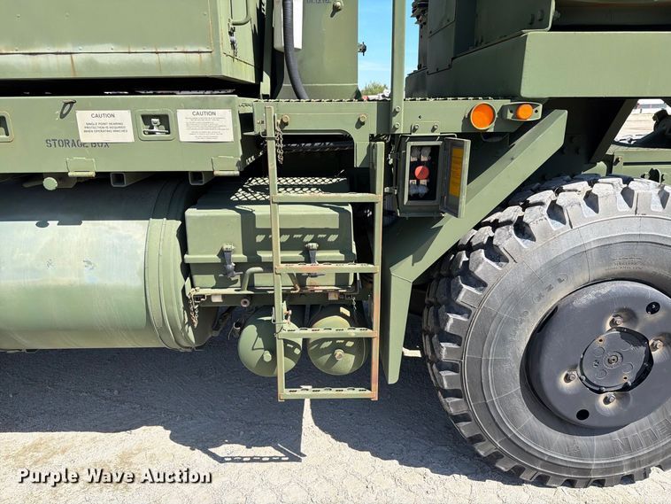 image for item EF1400 1997 Oshkosh M1070 semi truck