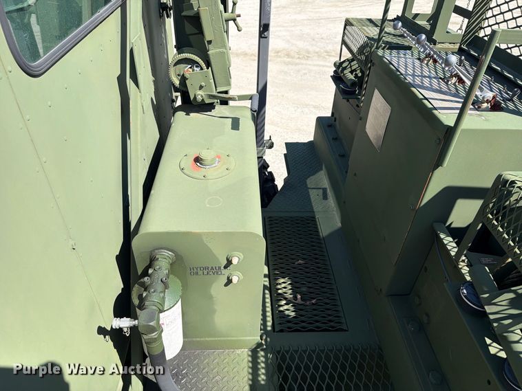 image for item EF1400 1997 Oshkosh M1070 semi truck
