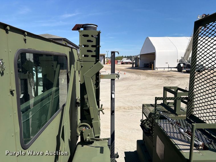 image for item EF1400 1997 Oshkosh M1070 semi truck