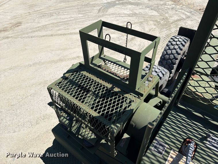 image for item EF1400 1997 Oshkosh M1070 semi truck