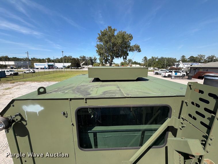 image for item EF1400 1997 Oshkosh M1070 semi truck