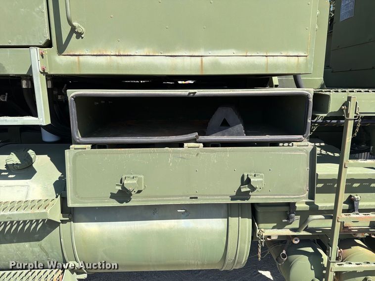 image for item EF1400 1997 Oshkosh M1070 semi truck