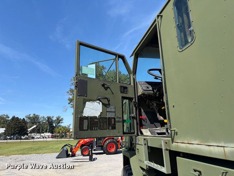 image for item EF1400 1997 Oshkosh M1070 semi truck