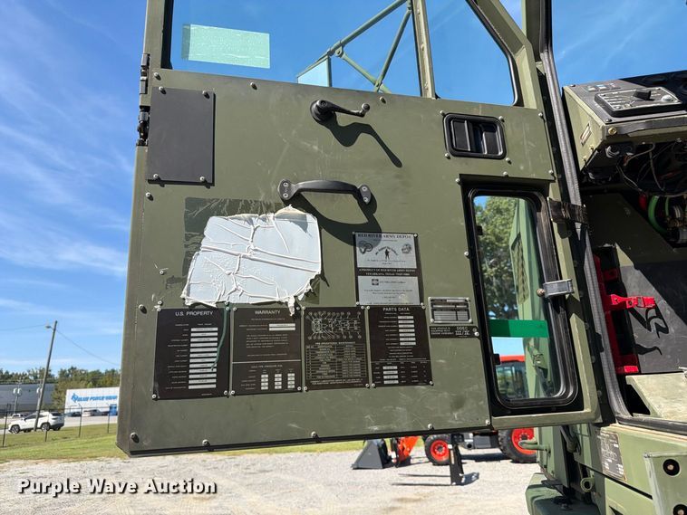 image for item EF1400 1997 Oshkosh M1070 semi truck