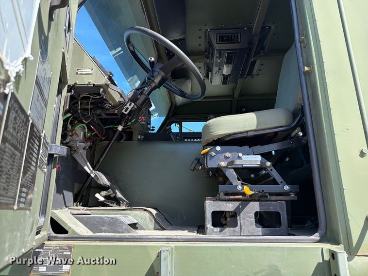 image for item EF1400 1997 Oshkosh M1070 semi truck