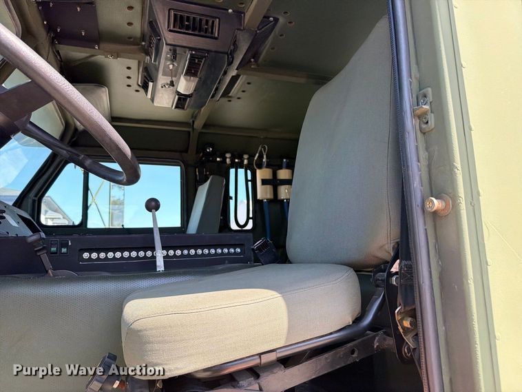 image for item EF1400 1997 Oshkosh M1070 semi truck