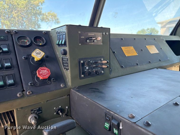 image for item EF1400 1997 Oshkosh M1070 semi truck