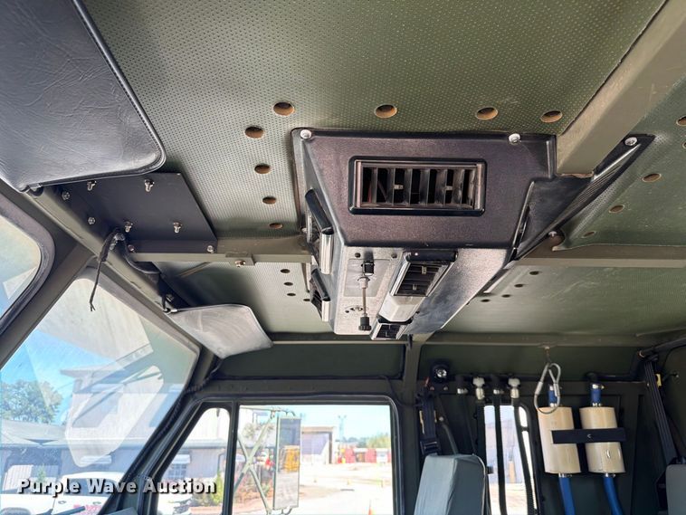 image for item EF1400 1997 Oshkosh M1070 semi truck