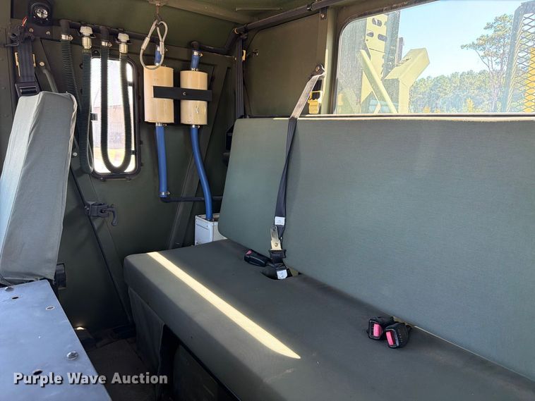 image for item EF1400 1997 Oshkosh M1070 semi truck