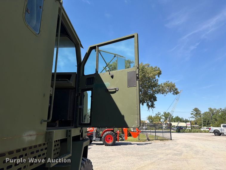 image for item EF1400 1997 Oshkosh M1070 semi truck