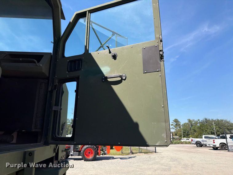 image for item EF1400 1997 Oshkosh M1070 semi truck