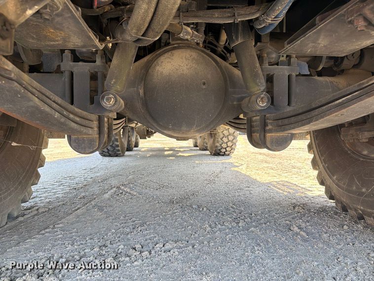 image for item EF1400 1997 Oshkosh M1070 semi truck