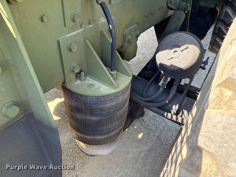 image for item EF1400 1997 Oshkosh M1070 semi truck