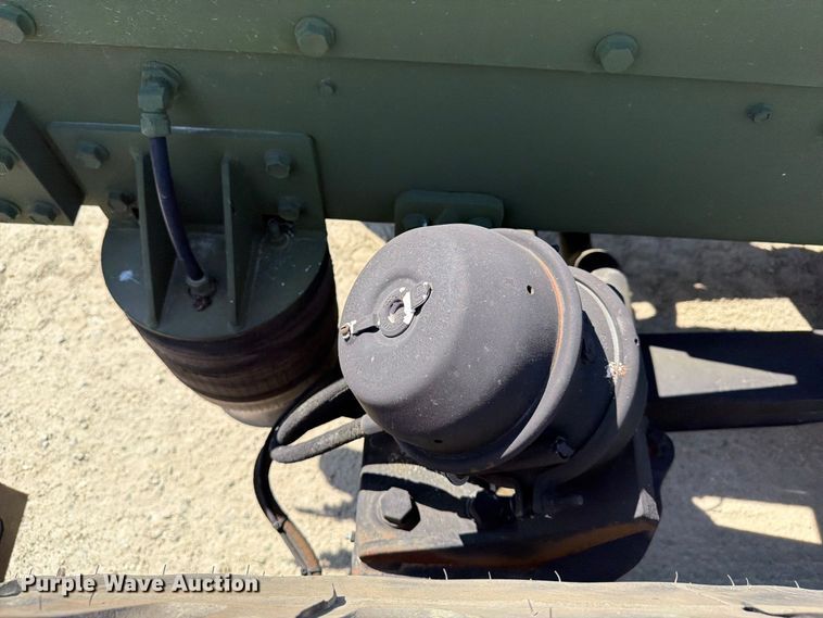 image for item EF1400 1997 Oshkosh M1070 semi truck