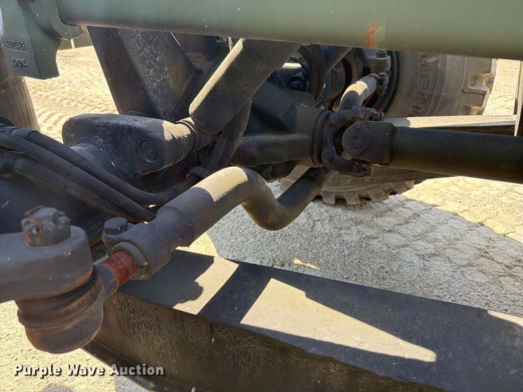 image for item EF1400 1997 Oshkosh M1070 semi truck