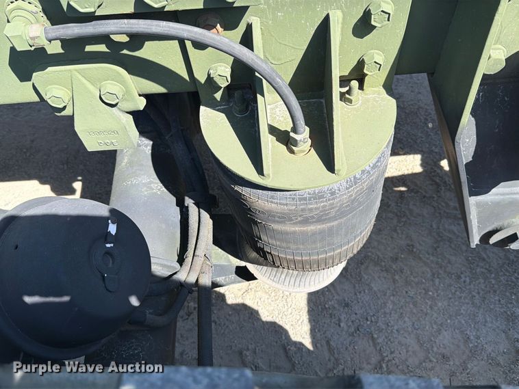image for item EF1400 1997 Oshkosh M1070 semi truck